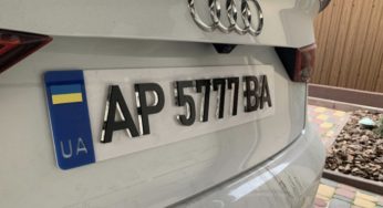 Водителям рассказали, разрешено ли управлять авто с пластиковыми накладками на номерах