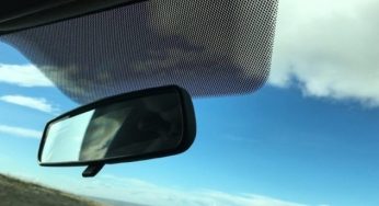 Водіям нагадали, навіщо потрібні чорні крапки на склі автомобіля