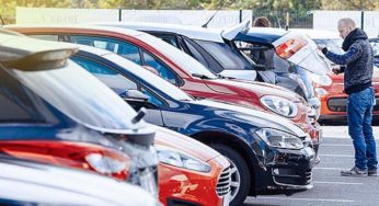 Назвали имена людей, которые чаще всего ездят на дорогих автомобилях