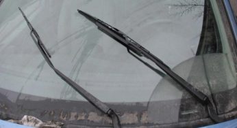 Водителям рассказали, как правильно ухаживать за щетками дворников
