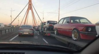 В Україні помітили автовоз з дуже коштовними BMW