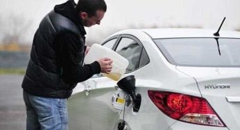 Водіям розповіли, чому у деяких авто бензобак розташований праворуч, а на інших – ліворуч