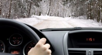 Что нужно положить под коврик машины зимой: водителям на заметку