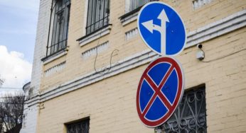 Штрафы за проезд на запрещающие знаки: каким водителям их можно игнорировать