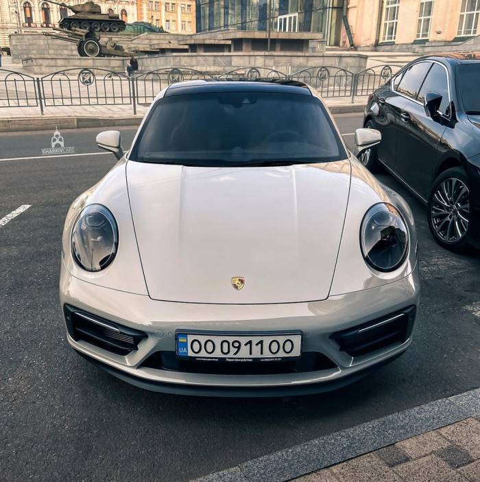 В Україні з’явилося нове видовищне авто - спорткар Porsche, який обійшовся в 73 млн гривень. Цей новий автомобіль вже став об'єктом уваги та захоплення серед автомобілелюбителів та фанатів автомобільної індустрії.