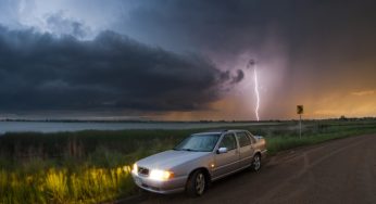 4 речі, які заборонено чіпати в машині під час грози