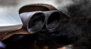 Зачем опытные автомобилисты держат в гараже уксус: простой лайфхак