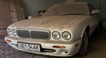 В Украине обнаружили заброшенным редкий люксовый седан Jaguar: фото