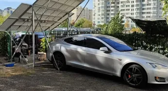 Українець навчився заряджати свою Tesla від сонця та вітру у себе у дворі: фото