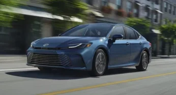 Нова Toyota Camry отримала скромний цінник: скільки коштуватиме седан