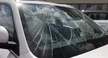Чому може тріснути лобове скло автомобіля: 4 ймовірні причини