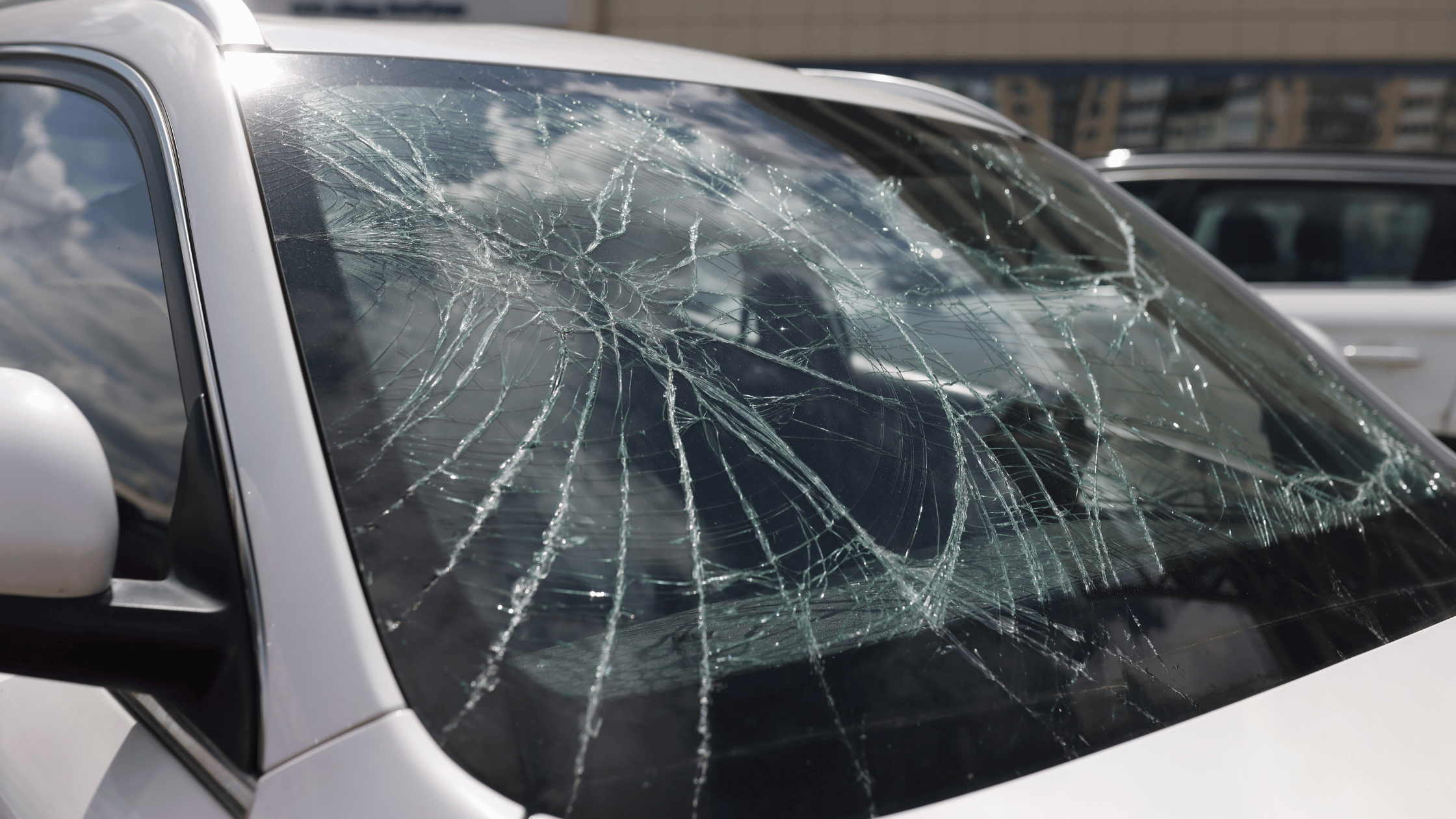 Трещина на автомобиле. Разбитое стекло авто. Трещина на стекле автомобиля. Разбитое стекло фото. Разбитое лобовое стекло грузовика.