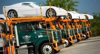 Американец вышел из тюрьмы и угнал автовоз с Chevrolet Corvette, чтобы доехать домой