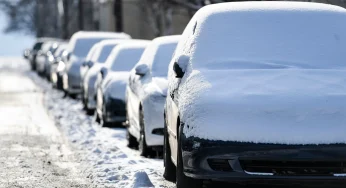 Водителям назвали 4 опасных места, где категорически нельзя парковать машину зимой