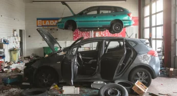 Заброшенный автосалон с машинами внутри нашли в Германии