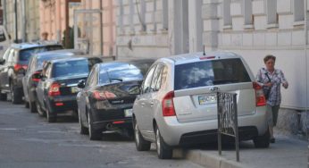 Штрафа не будет: кому из водителей и когда можно ездить по тротуарам и пешеходным дорожкам
