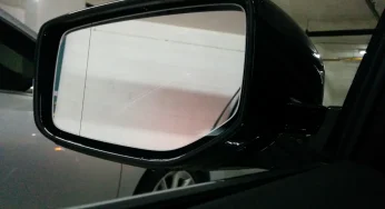 Ви навіть не здогадувалися: навіщо на бічні дзеркала автомобіля наносять вертикальну смугу
