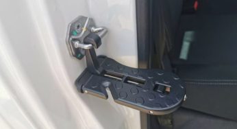 Автомобилистам раскрыли «секретную» функцию дверного крючка в машине