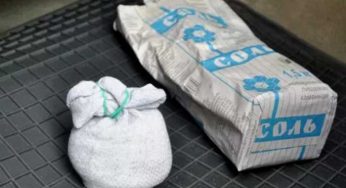 Зачем водители со стажем возят с собой пачку соли: назвали три важных причины