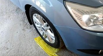 Зачем водители со стажем кладут полиэтиленовый пакет под колеса автомобиля