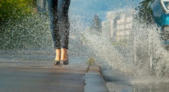 Где водителя автомобиля оштрафуют на 270 тысяч гривен за обрызгивание пешеходов с лужи