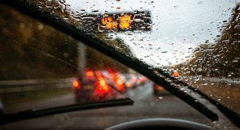 Як не можна їздити на автомобілі в дощ: п’ять важливих правил
