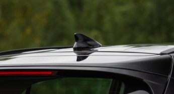 Для чего нужен маленький “плавник акулы” на крыше автомобиля