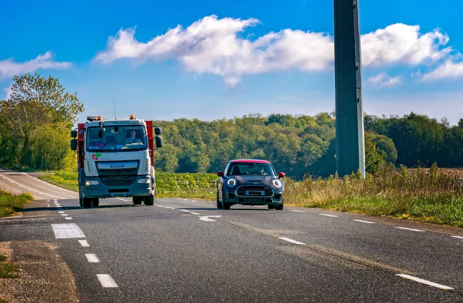 Як правильно і безпечно обганяти фуру на трасі: більшість водіїв цього не знають