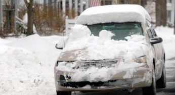 Почему нужно регулярно очищать автомобиль от снега зимой: эксперты дали ответ