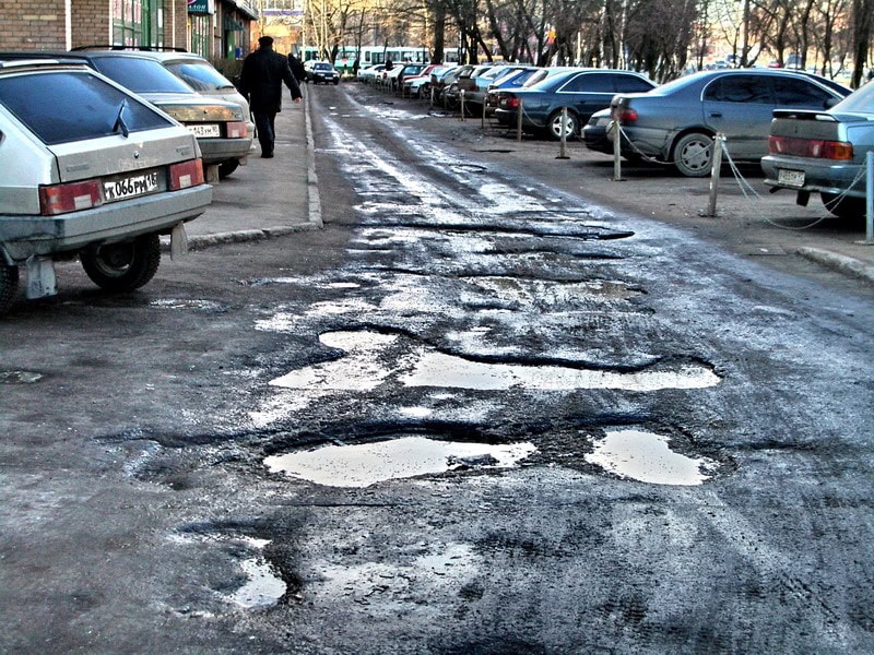 Їзда розбитими дорогами: які шини обрати для автомобіля