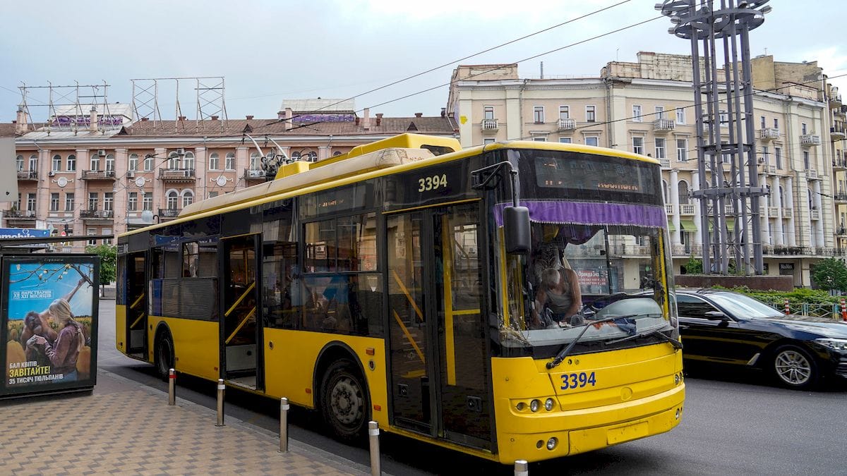 В Україні можуть дозволити рух транспорту під час повітряних тривог