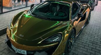 С номерами LEGENDA: в Украине заметили золотой суперкар McLaren