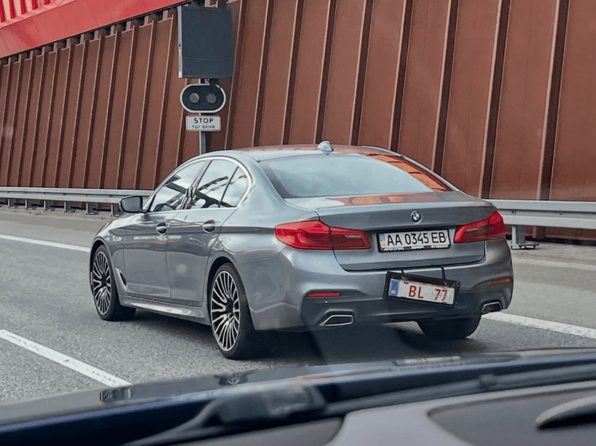 Новенький BMW викрали під час тест-драйву у Данії та повісили на нього українські номери