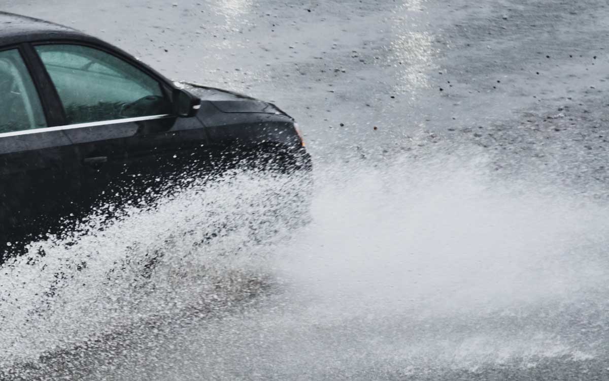 Обрызгивание пешехода: где водителей жестко наказывают за такой поступок