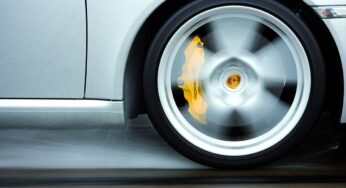Чому на високій швидкості здається, що колеса авто обертаються в зворотний бік